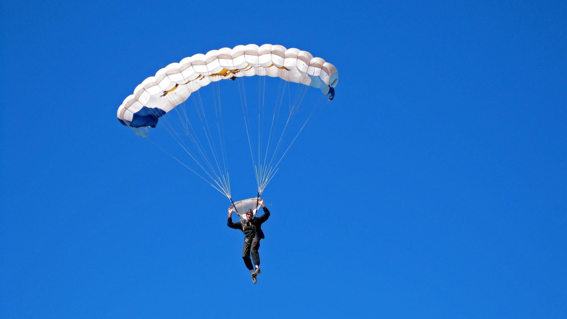 赛道与绿茵的共鸣,当F1争冠战火燃至西班牙,秘鲁的足球荣光何以自处?